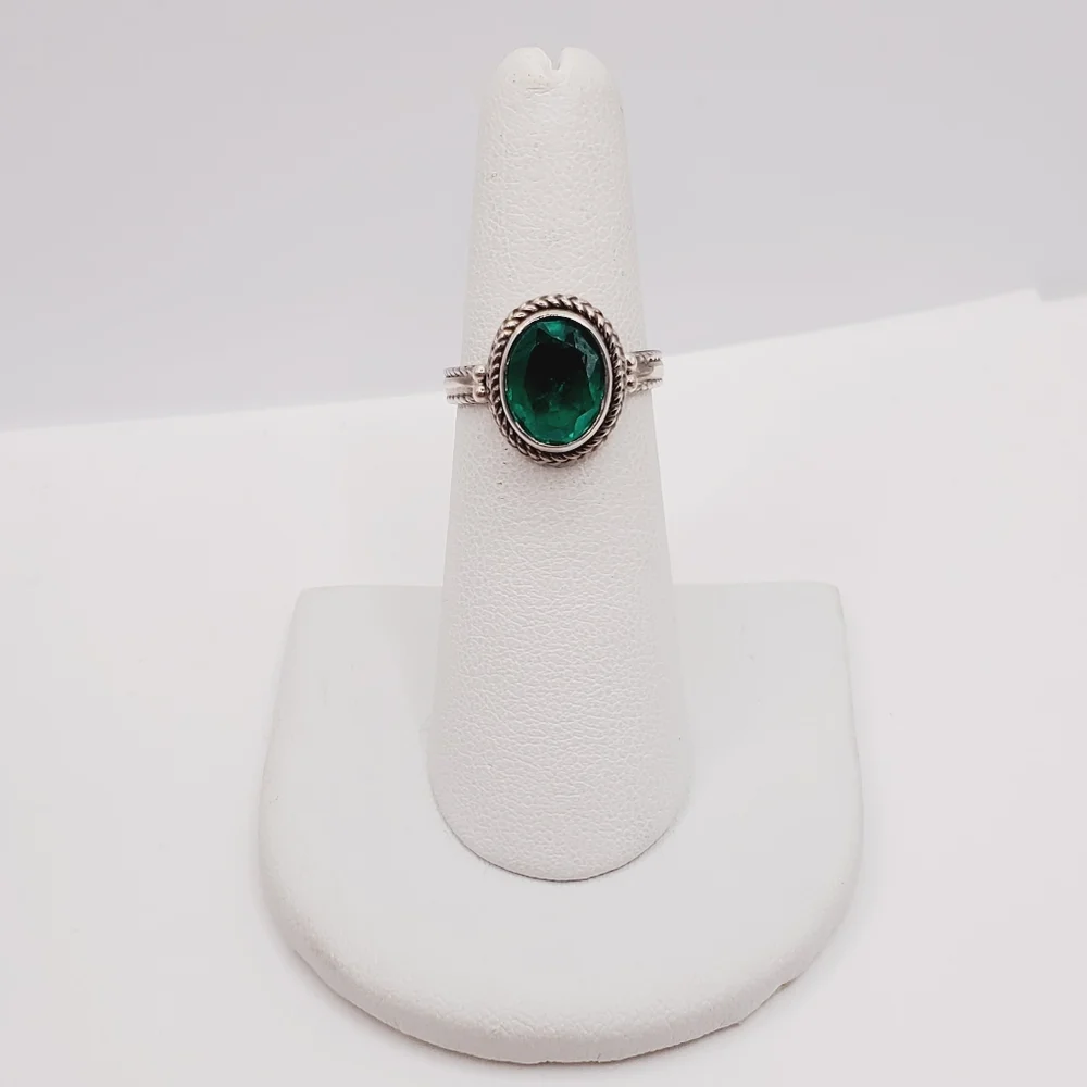 Oval Emerald Green Quartz & 925 Sterling Silver Bezel Set - Rope Design Ring